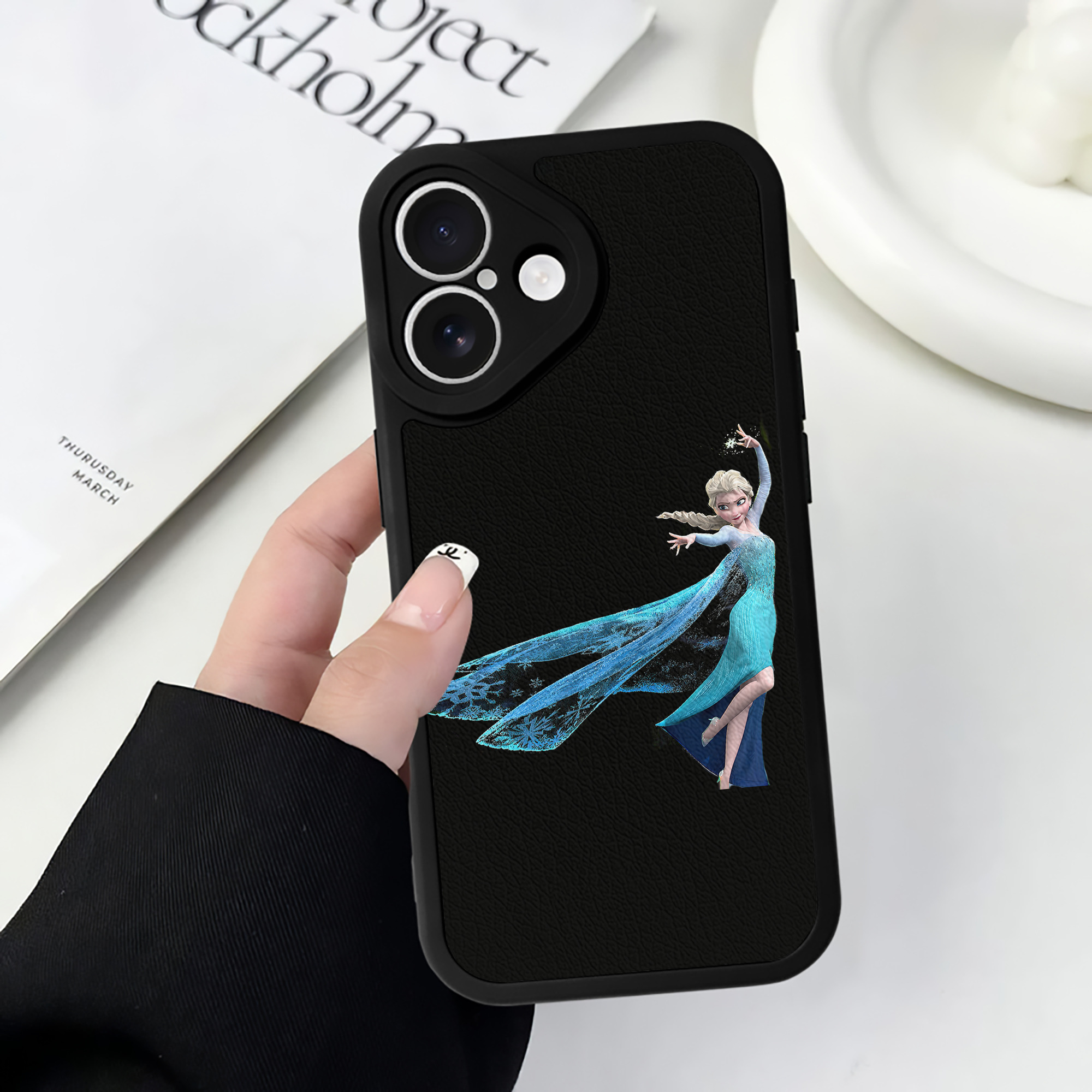 （画像用） アナと雪の女王 アンナ エルサ Frozen Anna Elsa 【iPhone 16シリーズ対応】シリコンスマホケース（レザー調） 材質：シリコン